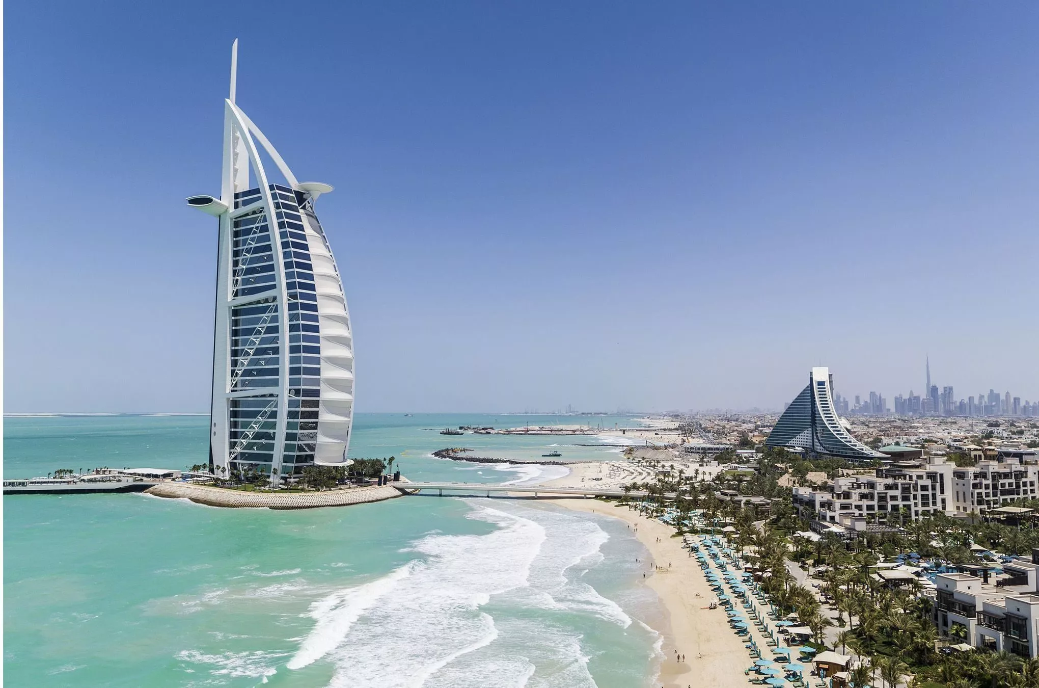 Dubais Wahrzeichen, das Burj al-Arab, im nördlichen Teil des Jumeirah Beach