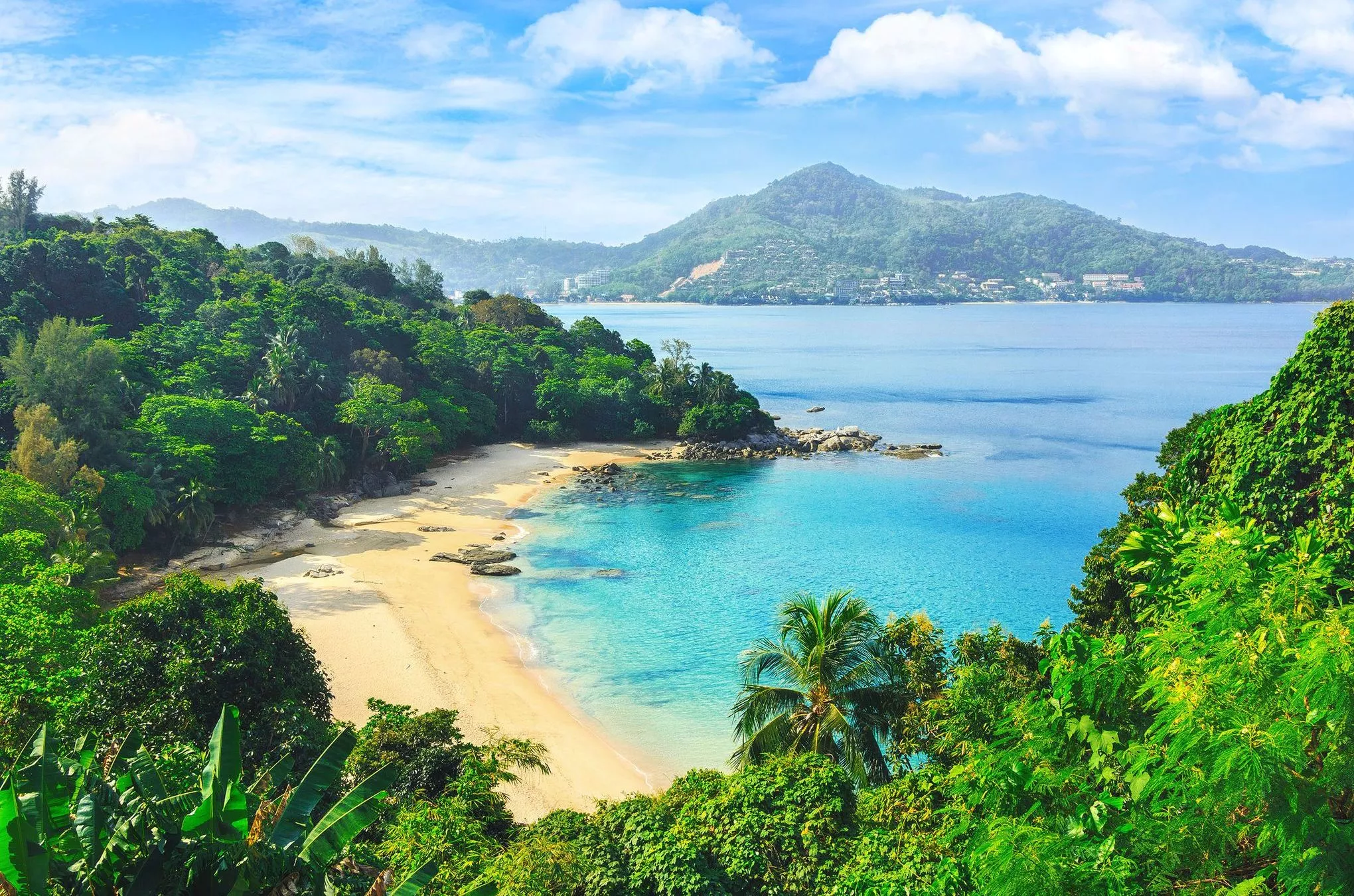 Paradiesische Buchten zwischen Sandstrand, türkisblauem Meer und Bergen im Hintergrund finden Luxusurlauber etwa auf Phuket