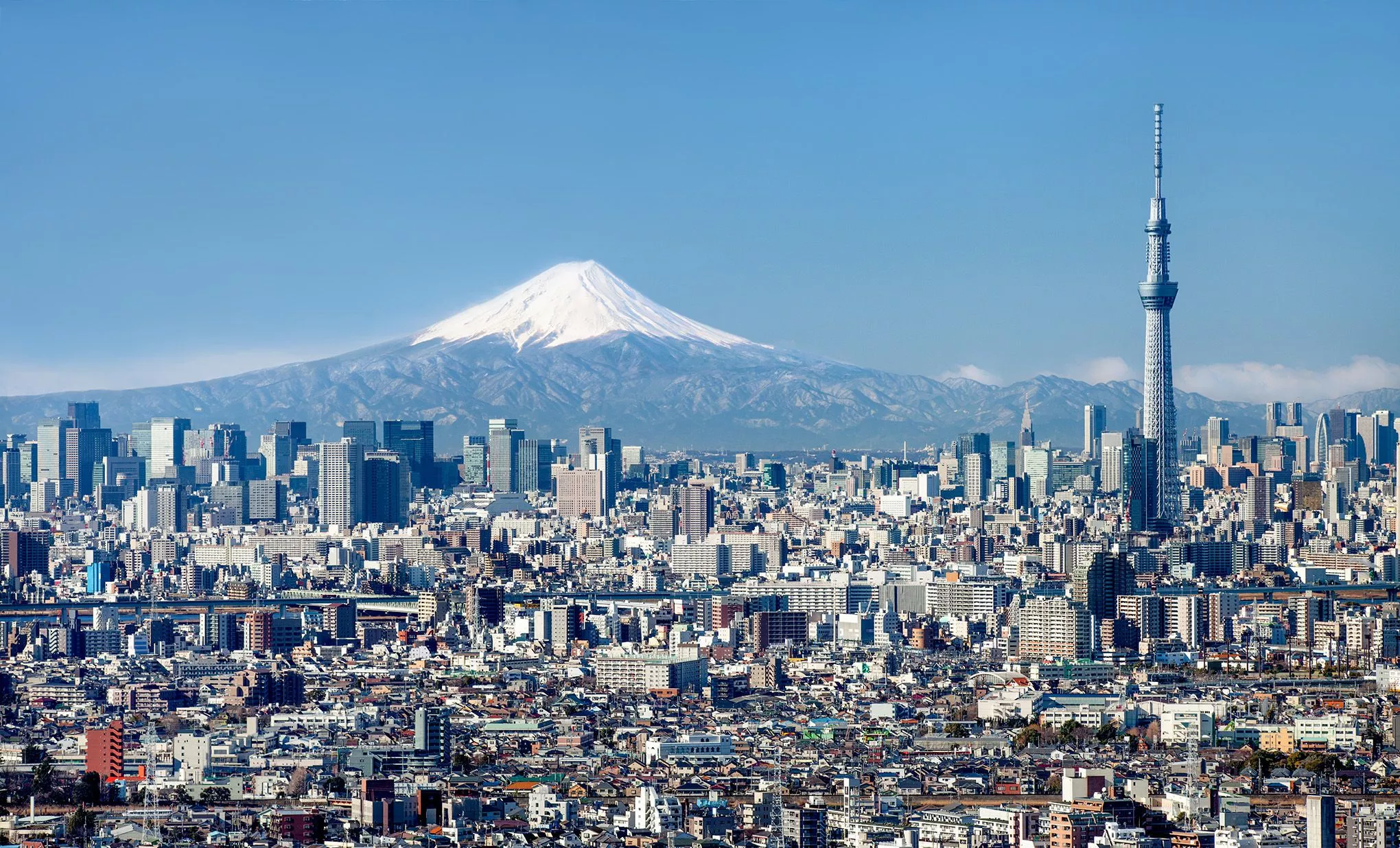 Der Tokyo Skytree (rechts) ist mit 634 Metern das zweithöchste Gebäude der Welt. Bei gutem Wetter sieht man aus der Hauptstadt bis zum schneebedeckten Gipfel des 3776 Meter hohen Fuji, Japans höchstem Berg