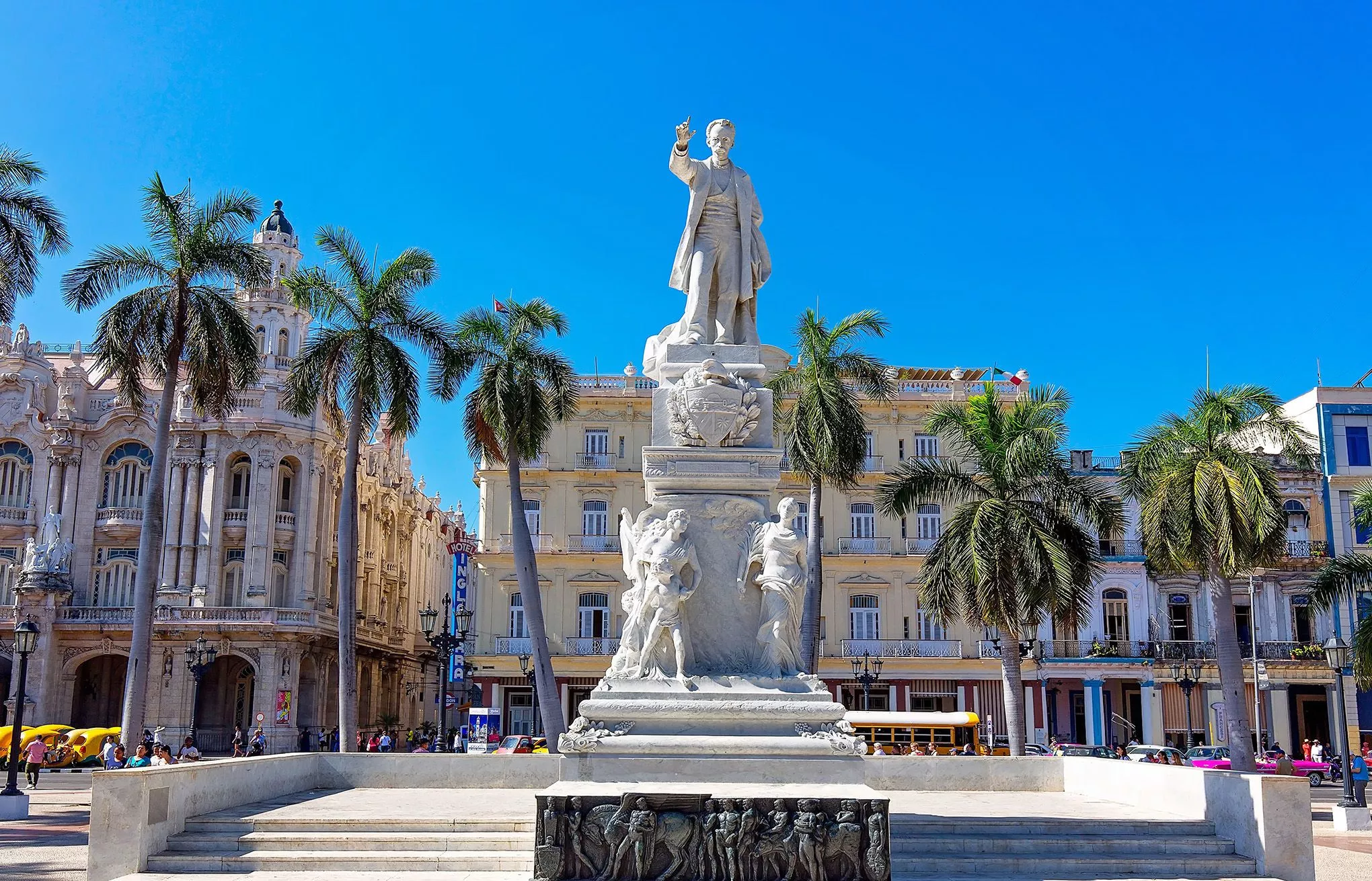 Parque Central im Zentrum Havannas mit einem Denkmal für den Poeten José Marti