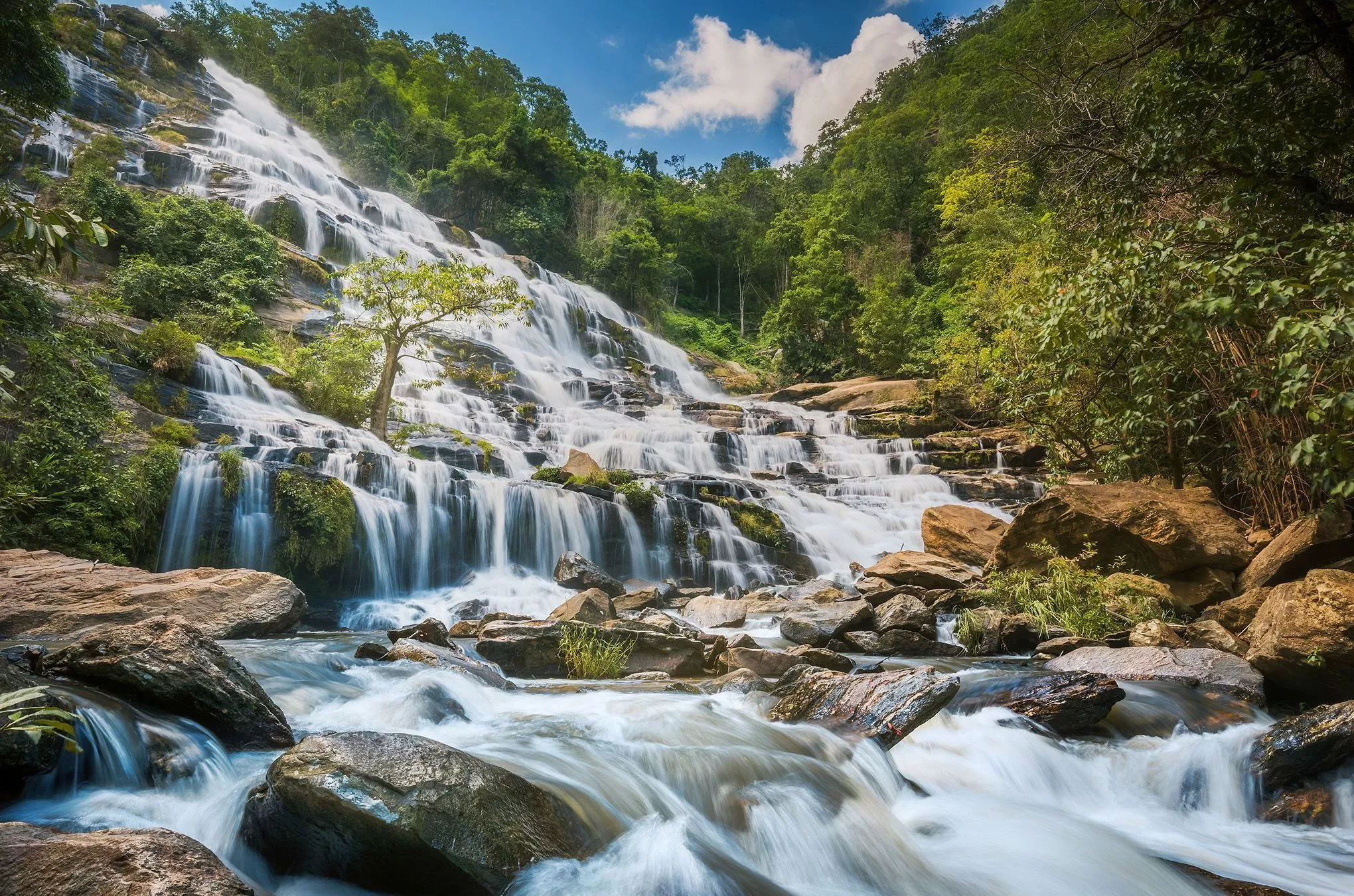 Über 30 Stufen stürzt das Wasser am Mae Ya Wasserfall 280 Meter in die Tiefe