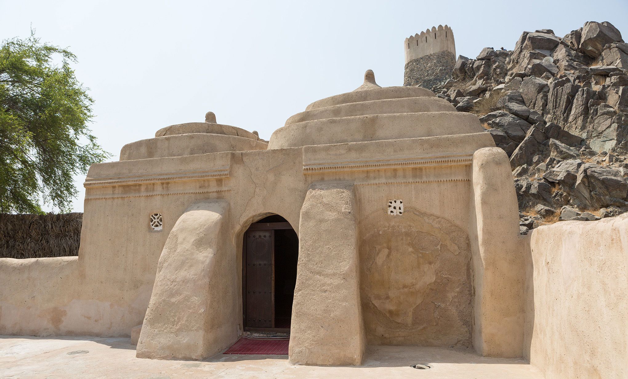 Im Norden des Landes befindet sich mit der Al-Bidiyah-Moschee das älteste muslimische Gotteshaus der VAE