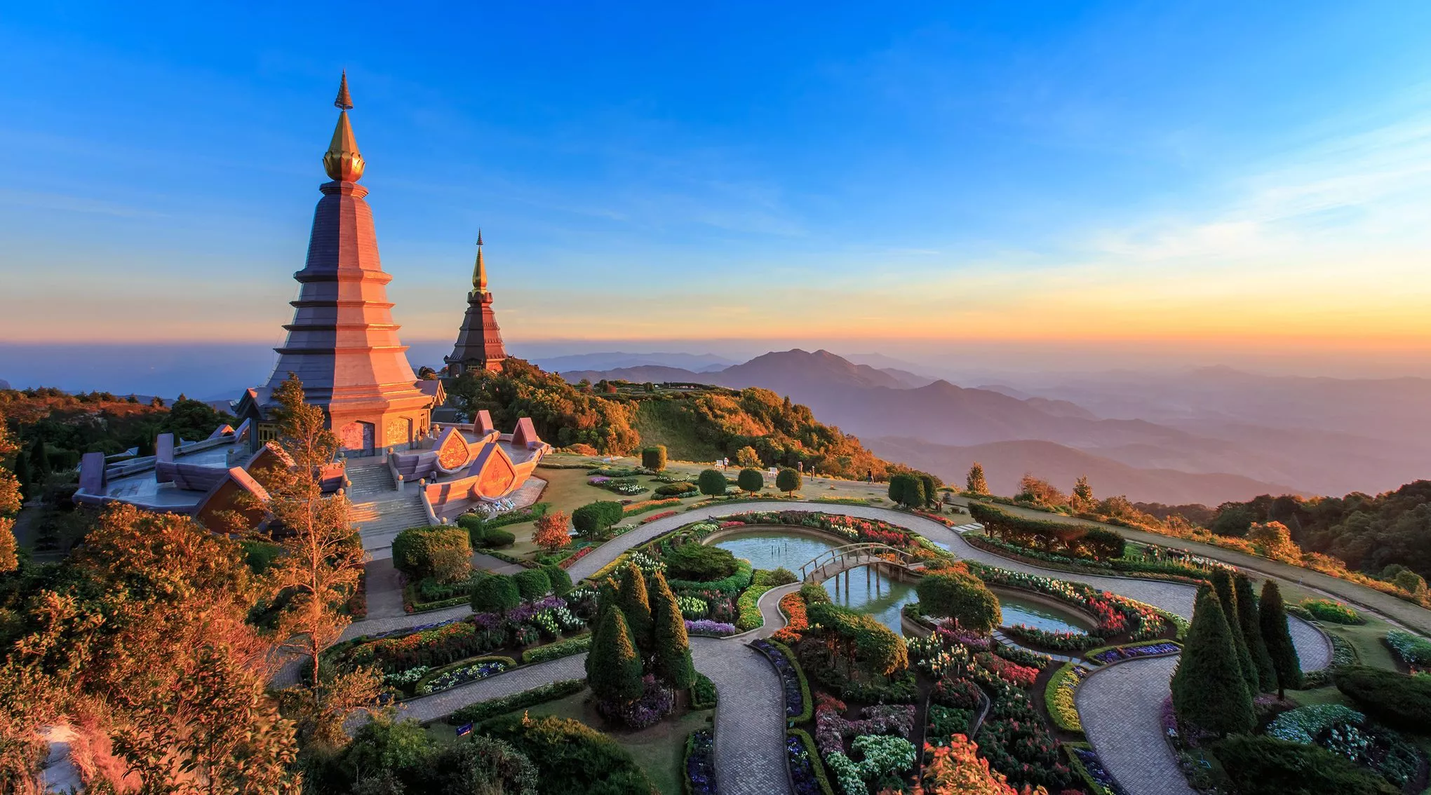 Zwei Pagodentempel thronen auf dem Doi Inthanon, Thailands höchstem Berg
