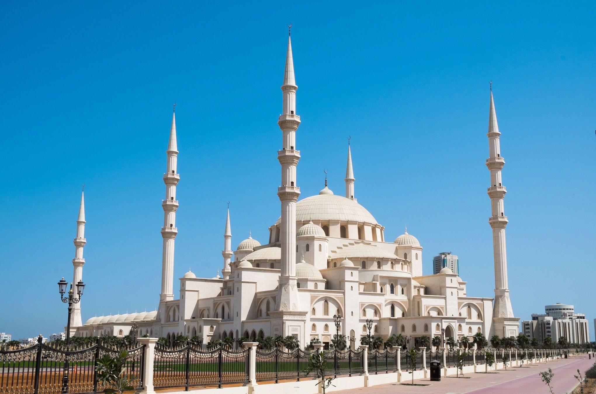 Bis zu 28 000 Menschen haben Platz in der 2015 erbauten Sheikh-Zayed-Moschee in Fujairah City