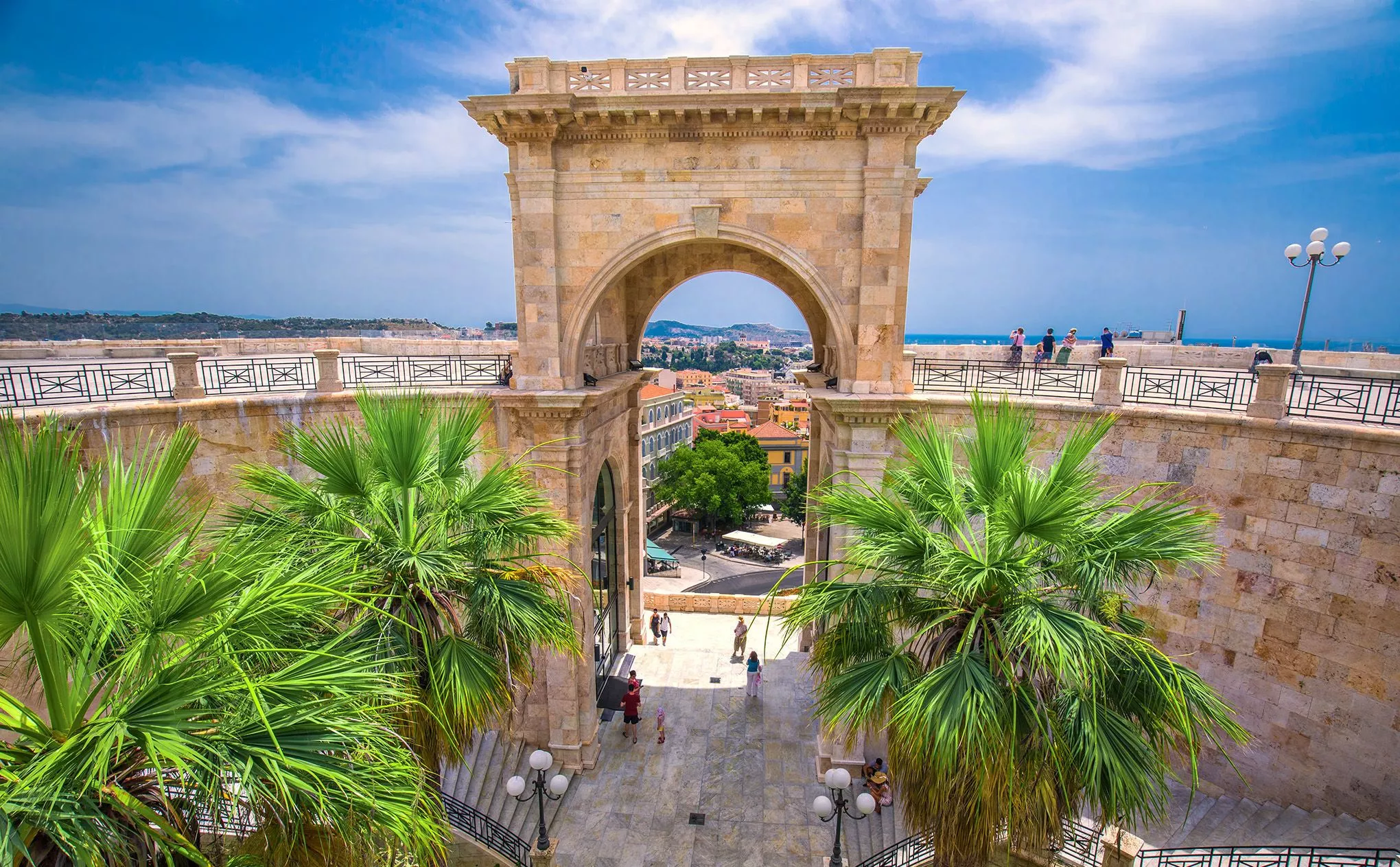 Der Bastione di San Remy, errichtet aus Marmor, ist ein beliebter Treffpunkt am Rande der Altstadt von Cagliari