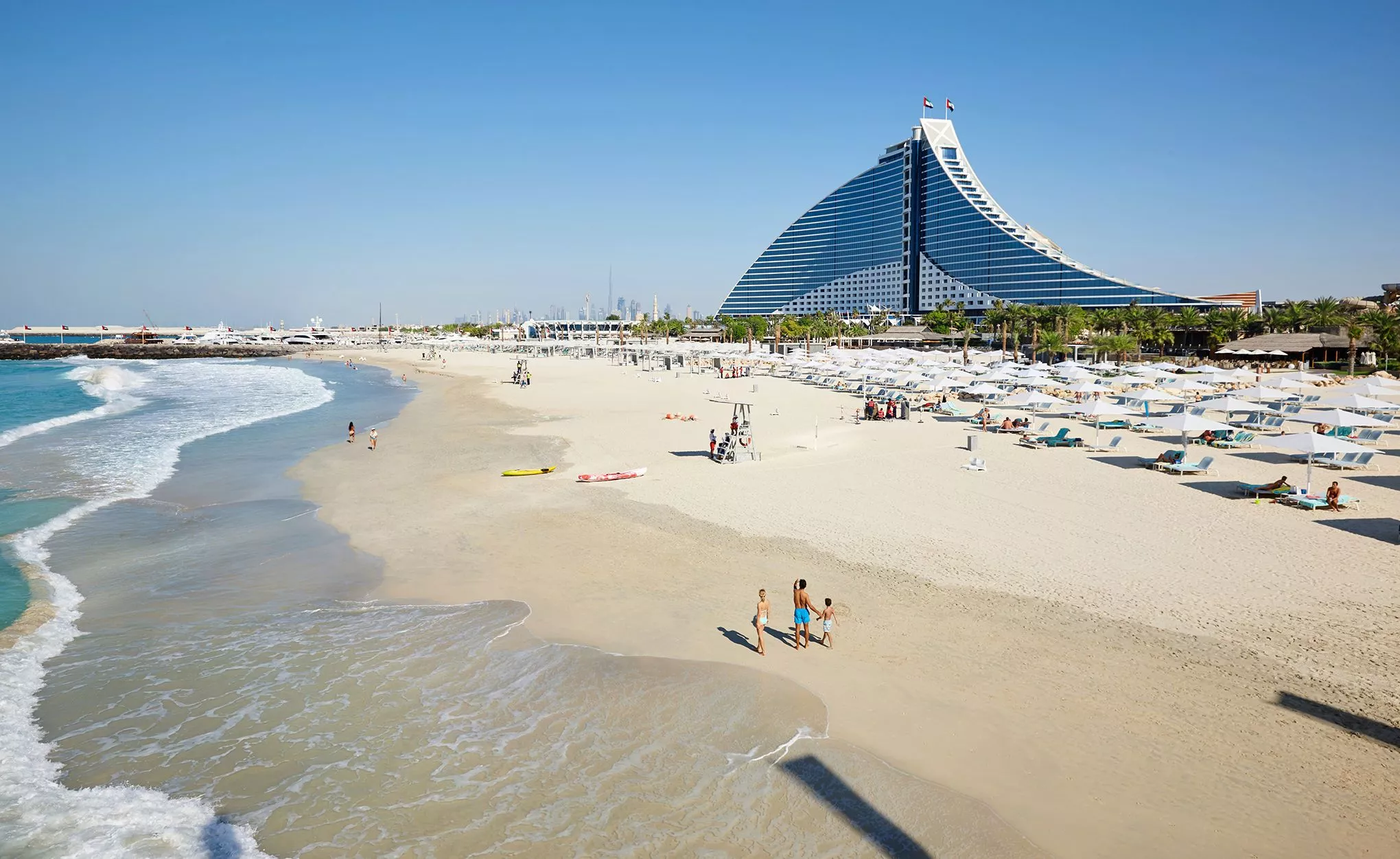 Wie eine Welle thront das Jumeirah Beach Hotel am gleichnamigen Strand