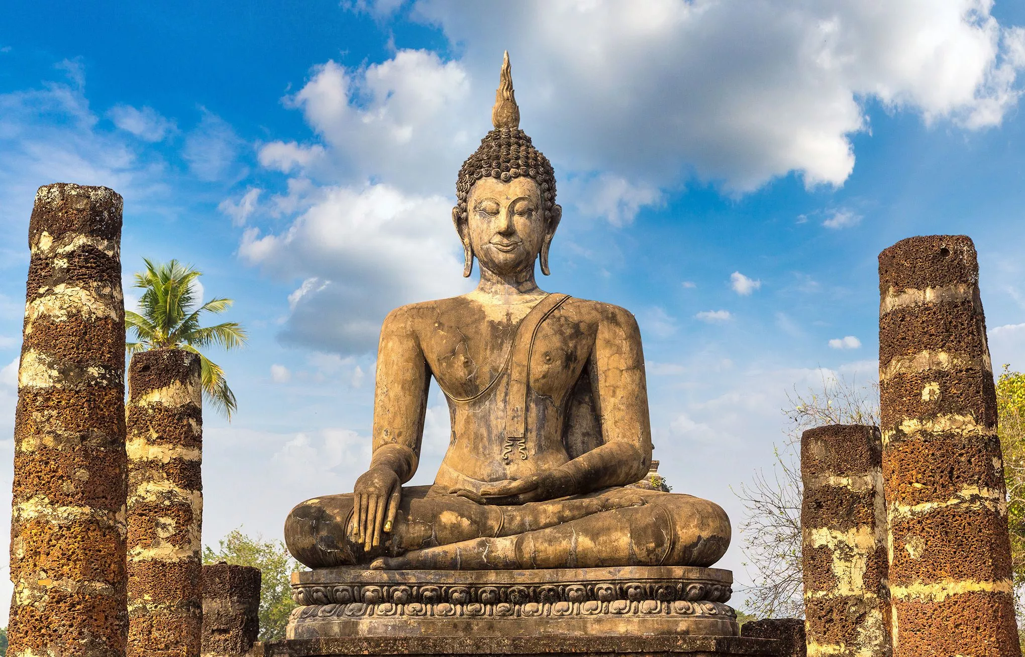 Ein jahrhundertealter Buddha im Skulpturenpark von Sukothai