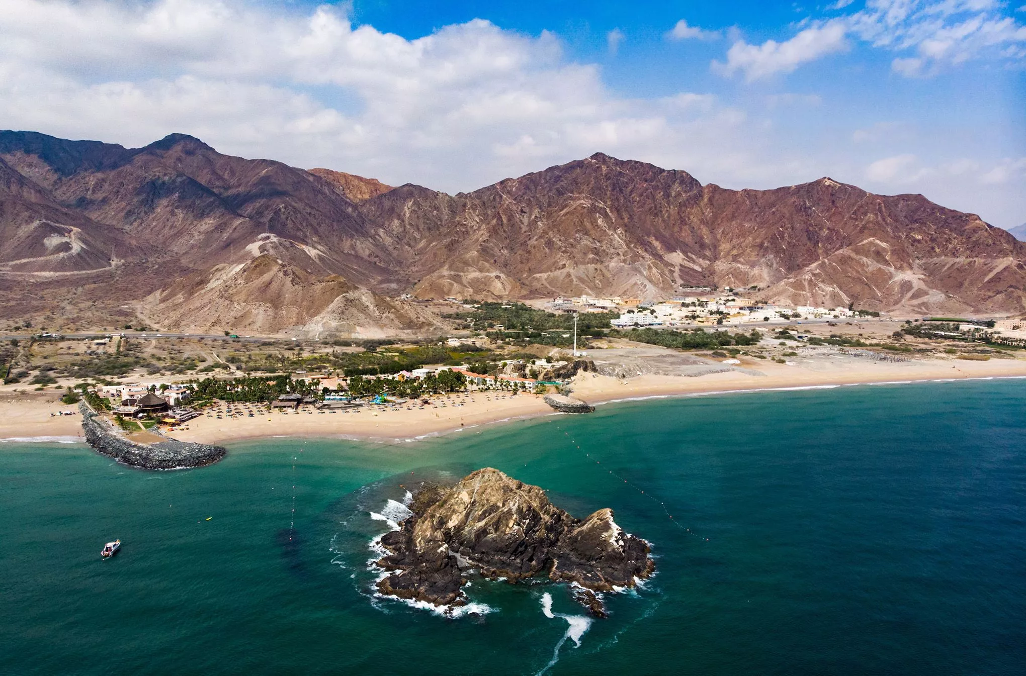 Am Strand von Al Aqah im Norden des Emirats, im Hintergrund erhebt sich das Hajjar-Gebirge