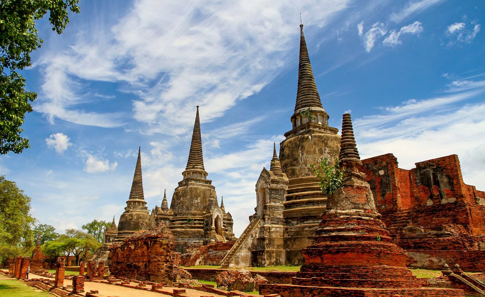 33 Monarchen regierten in Ayutthaya vor seiner Zerstörung 1767. Heute sind die Überreste des königlichen Tempels – Wat Phra Si Sanphet – mit den drei spitzen Chedis das Wahrzeichen der Hauptstadt von einst