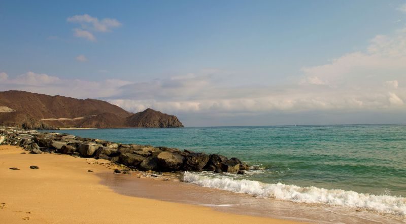 Goldgelber Sand, leuchtend blaues Meerwasser, braunrote Felskuppen – an der Küste von Fujairah