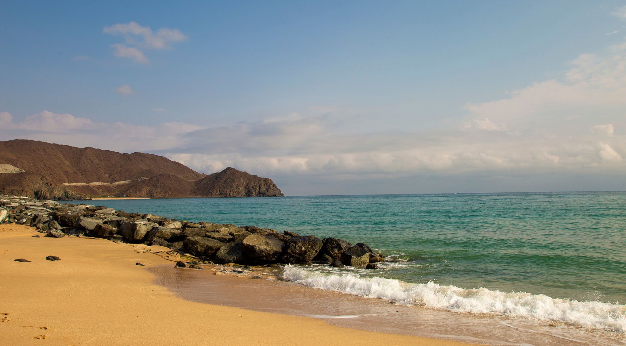 Goldgelber Sand, leuchtend blaues Meerwasser, braunrote Felskuppen – an der Küste von Fujairah