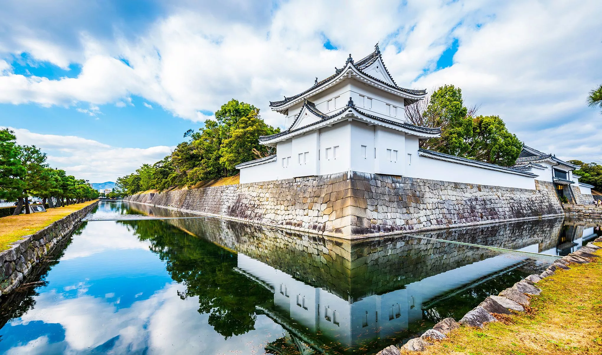 Ein Wassergraben schützt den Kernbereich des Nijo-Schlosses, der Burg der ersten Shogun im 17. Jahrhundert