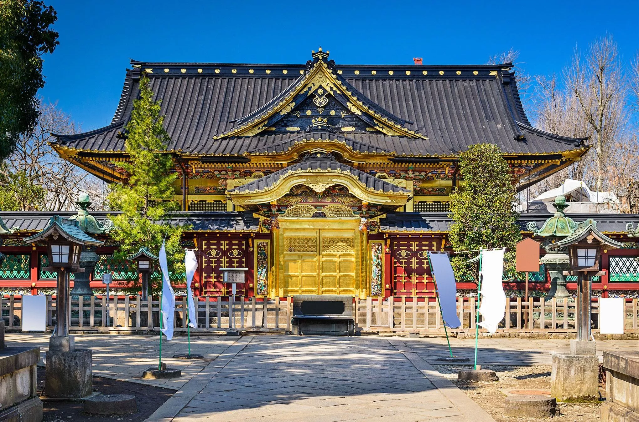 Erdbeben und Kriege konnten dem Toshogu-Schrein und seiner prächtigen goldenen Fassade mitten im Ueno-Park nichts anhaben