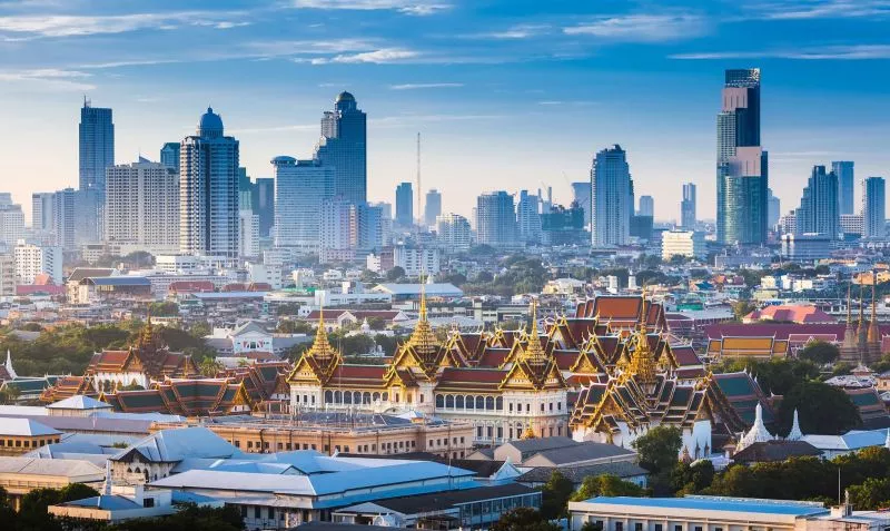 Moderne und Tradition in Bangkok: Der Große Palast mit mehr als 100 Bauten vor der Wolkenkratzer-Skyline