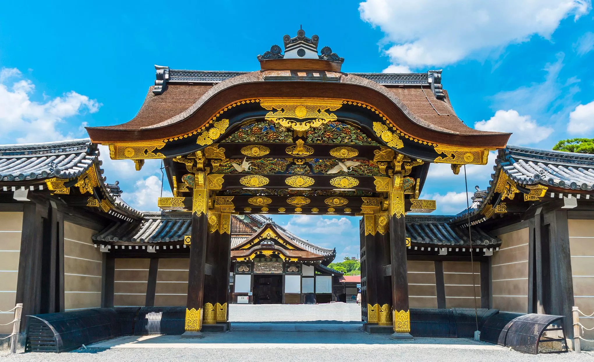 Nur Adelige durften durch das große Tor (Kara-mon) den Palastteil Ninomaru betreten – ein Zeichen ihrer Unterwerfung unter die Shogun