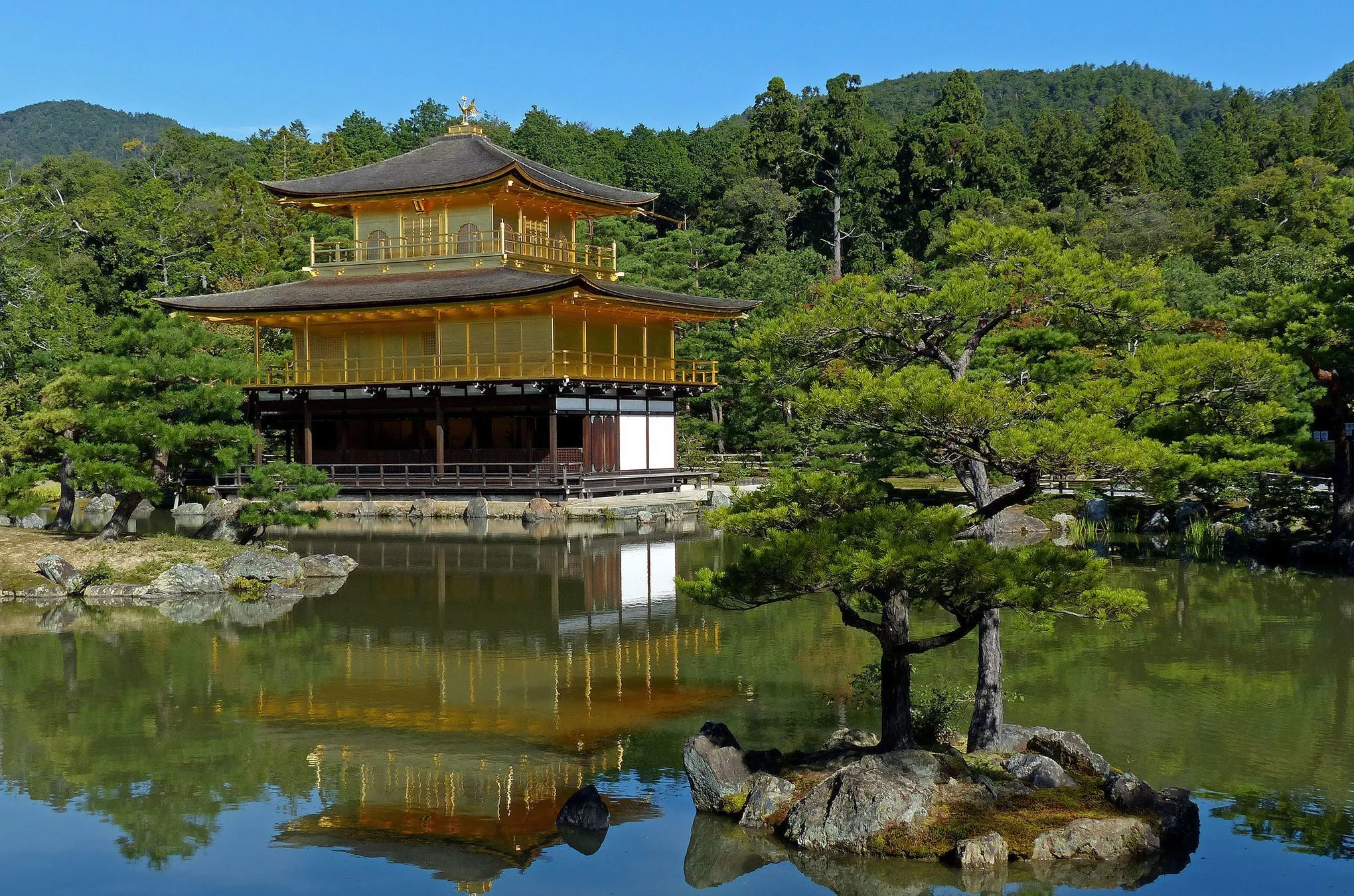 Die Wände der beiden oberen Etagen des Kinkaku-ji sind mit Blattgold überzogen. Gebaut wurde der "Goldene Pavillon" Ende des 14. Jahrhunderts