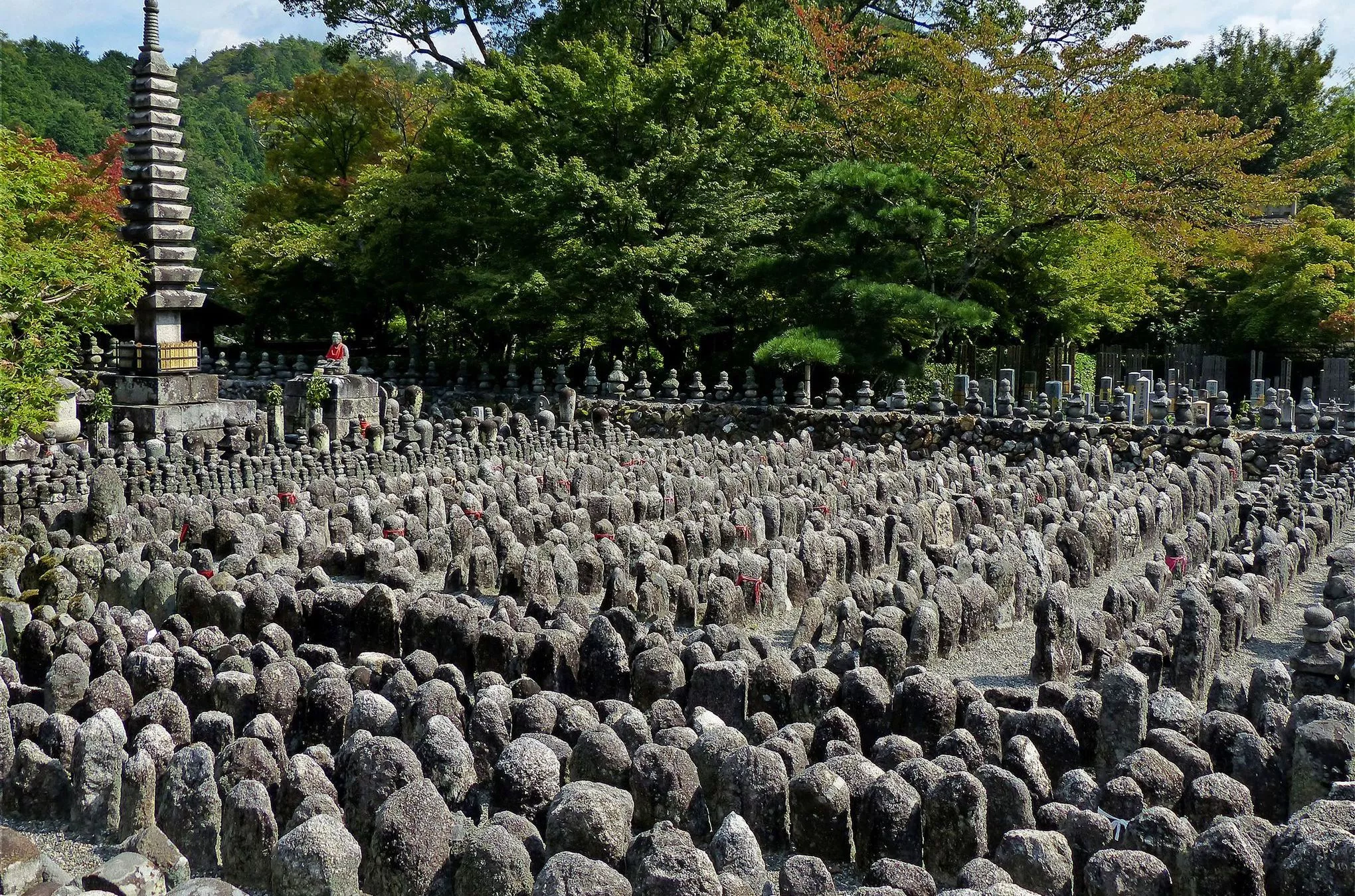 Rund 8000 kleine Buddha-Statuen säumen die Tempelanlage Adashino Nenbutsu-ji. Sie stehen für die Geister der Verstorbenen