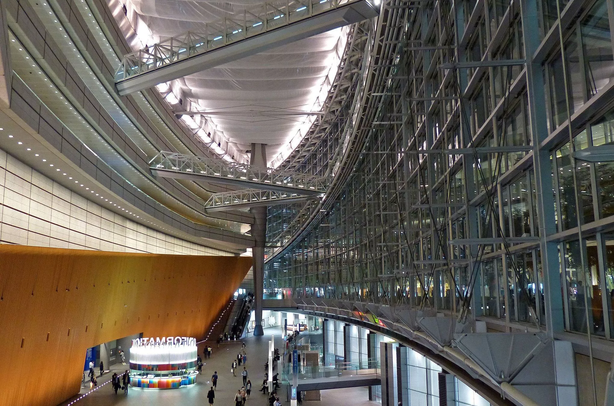 Moderner Kontrast zu den ehrwürdigen Tempelanlagen: das Tokyo International Fourm in Marunouchi mit seinem 60 Meter hohen Atrium
