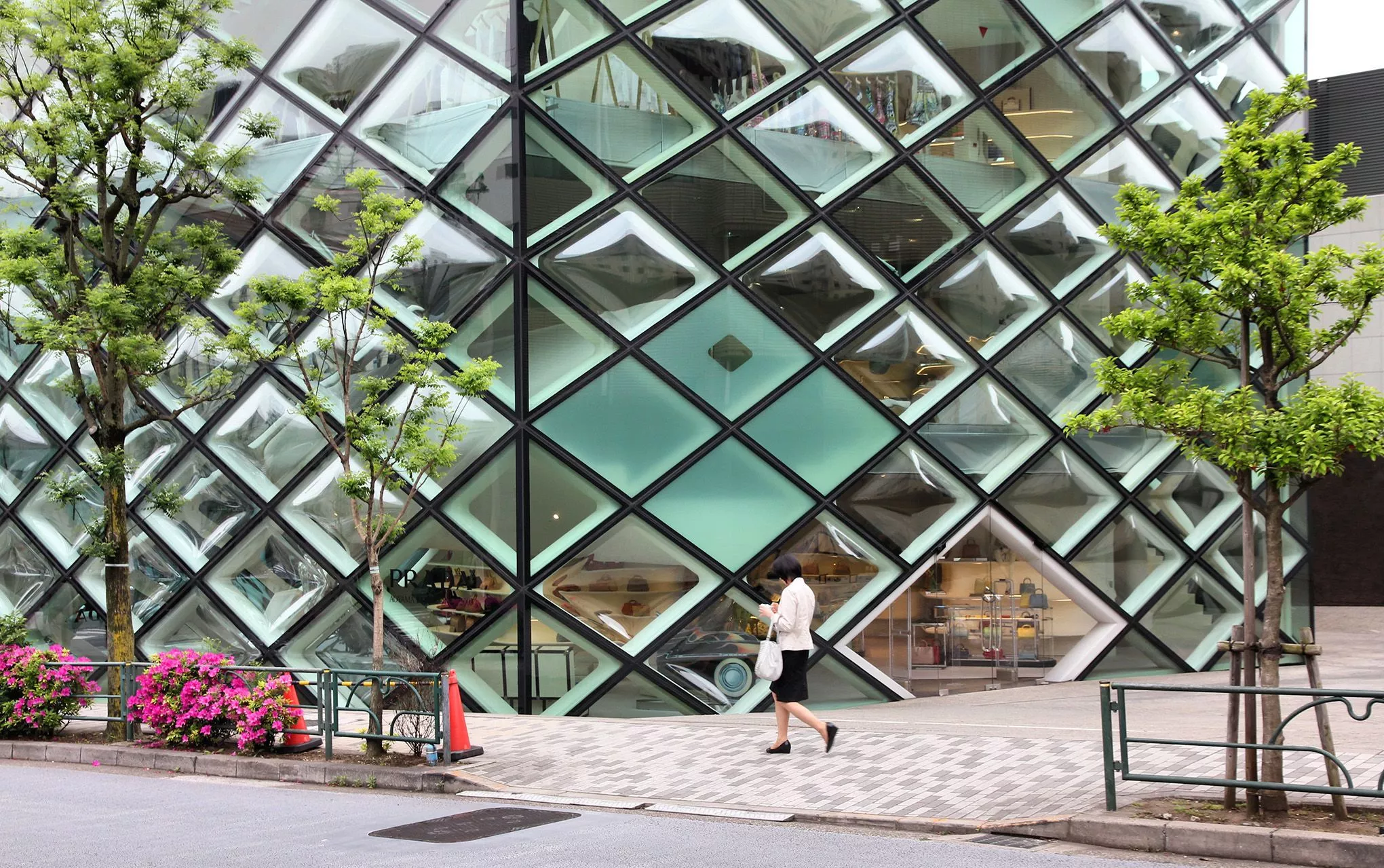 Grazil, gelassen, modern: Der Prada-Bau in der Omotesando-Straße, entworfen von den Schweizer Architekten Herzog & de Meuron