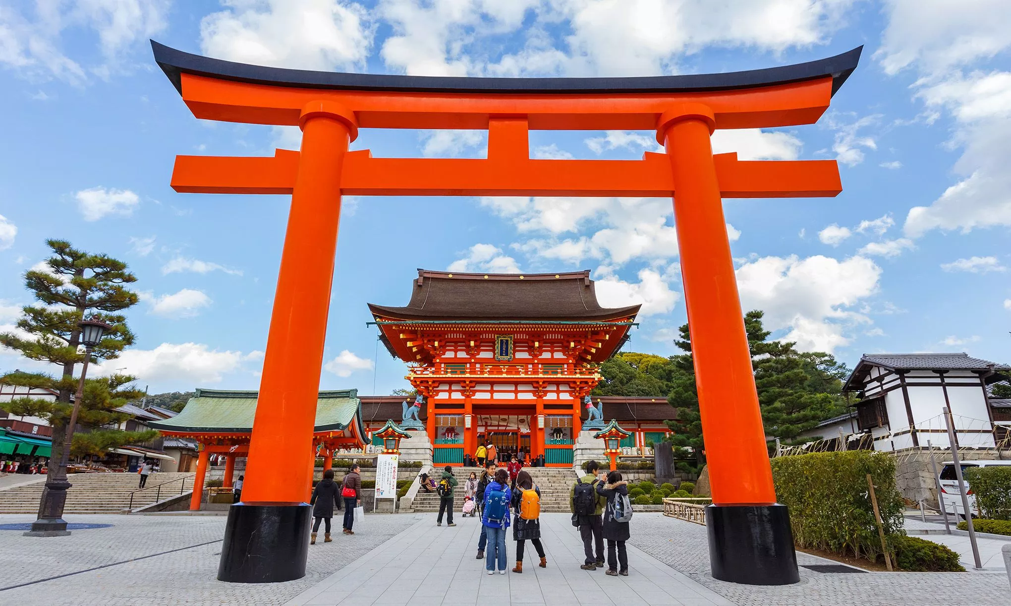 Viele Japaner pilgern die vier Kilometer hoch zum Inari-Schrein, um dort für Wohlstand zu beten