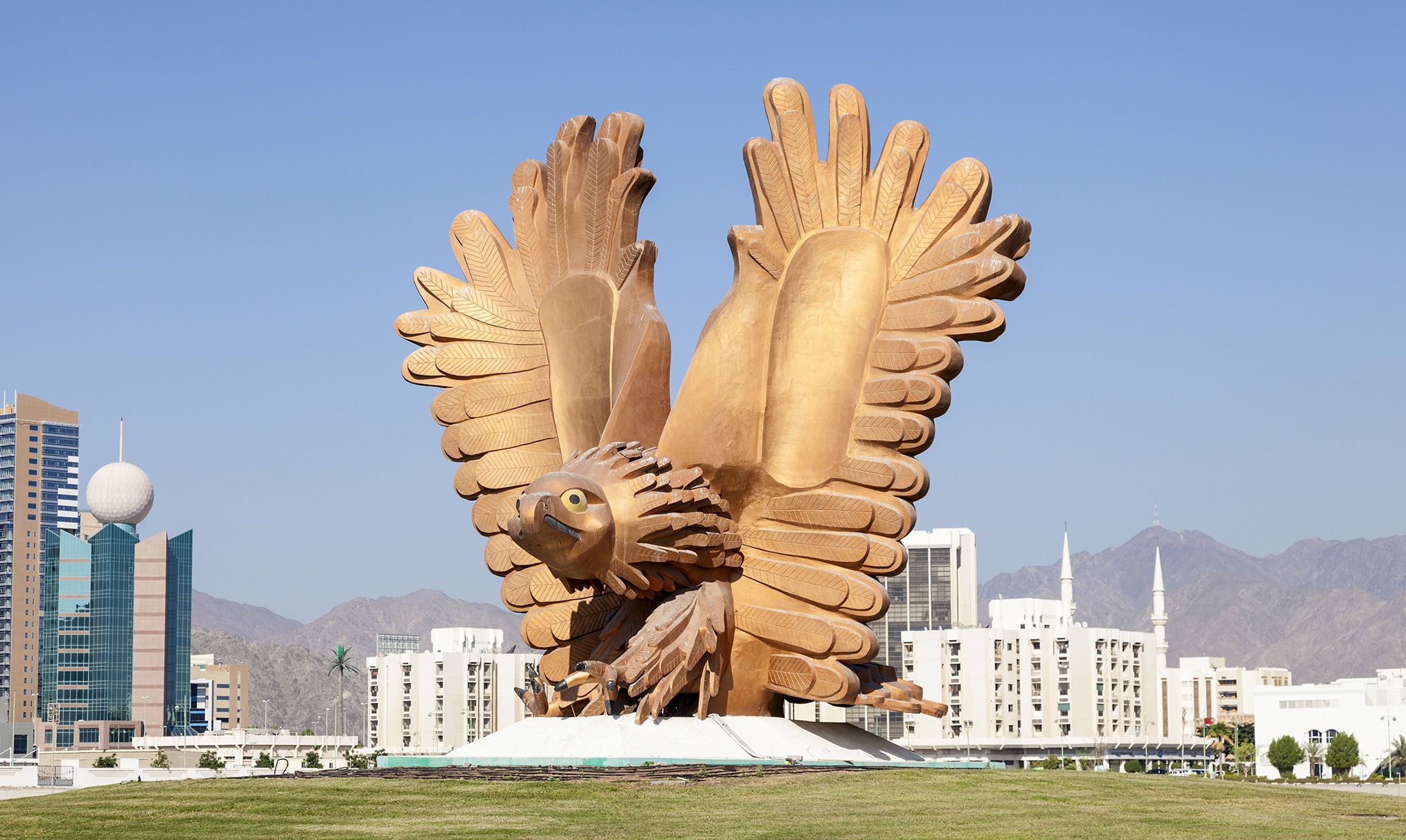 …ein paar hundert Meter entfernt spannt ein goldener Adler seine Flügel