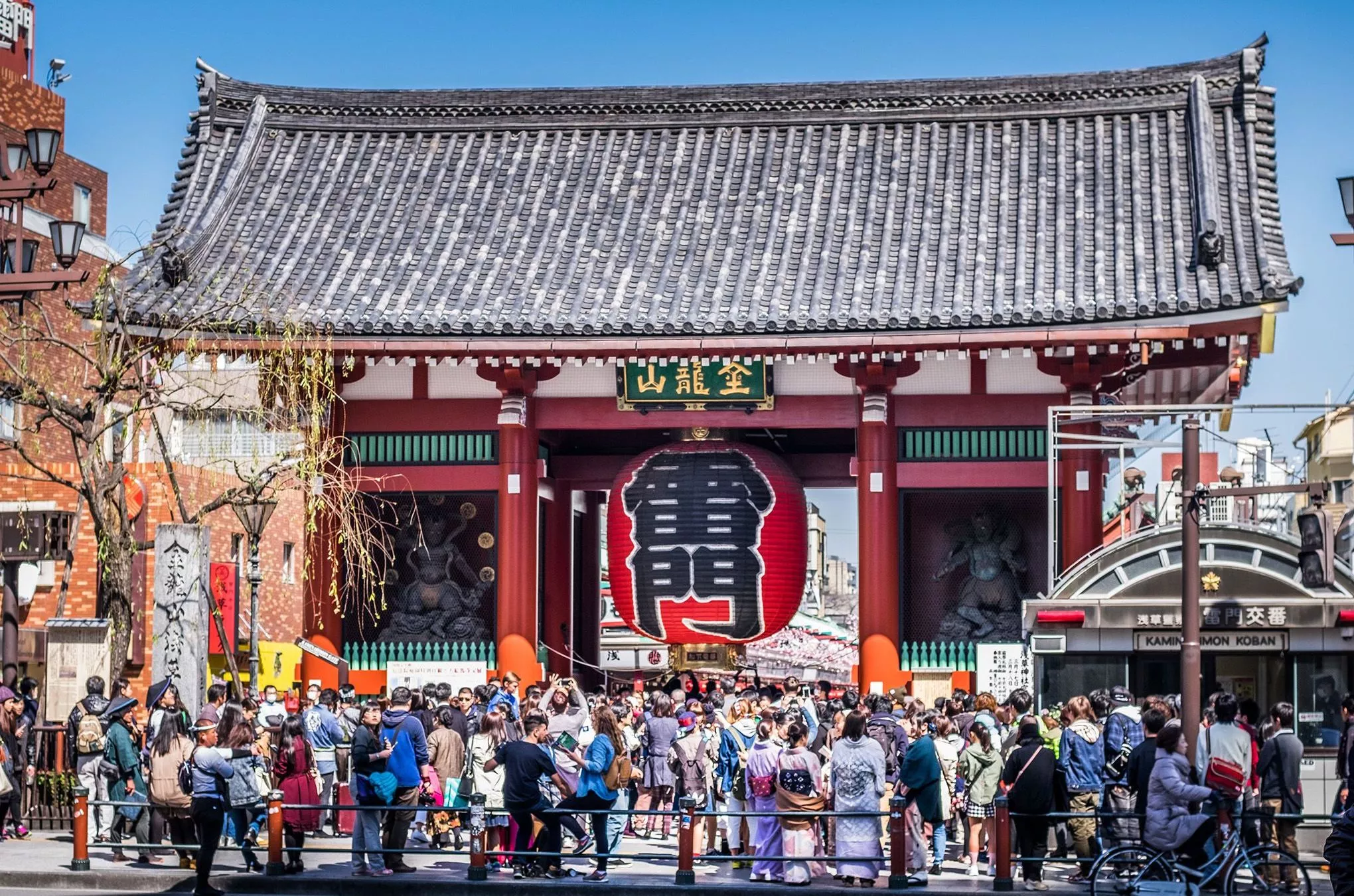 Durch das Donnertor mit seinem 3,30 Meter hohen und 100 Kilogramm schweren Lampion in der Mitte erreicht man den Bezirk des Senso-ji, das Zentrum von Asakusa