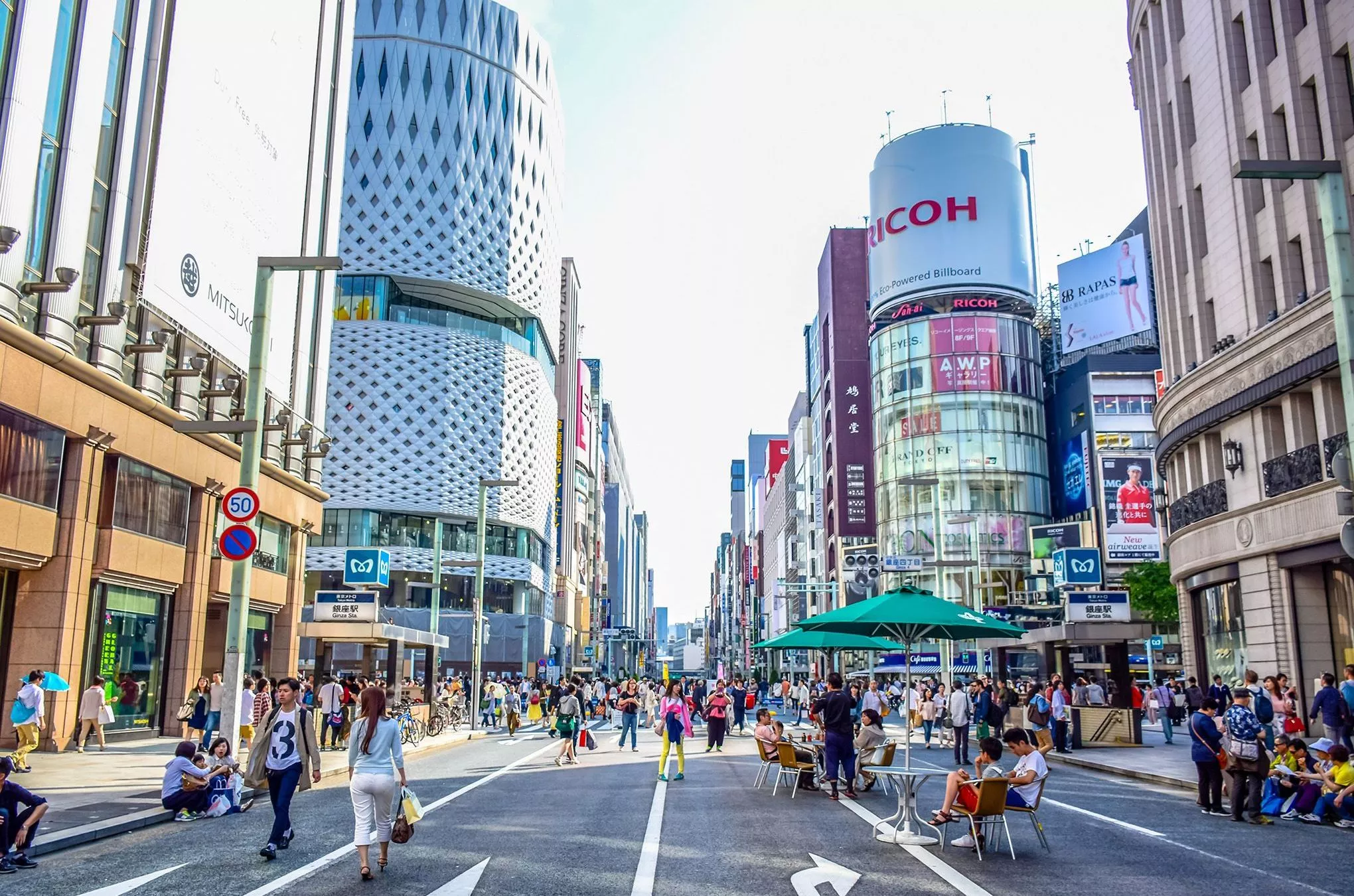 Die Ginza Street gilt mit ihren zahlreichen Boutiquen als Zentrum des modernen Tokio. Am Wochenende gehört die Flaniermeile ganz Fußgängern und Fahrradfahrern