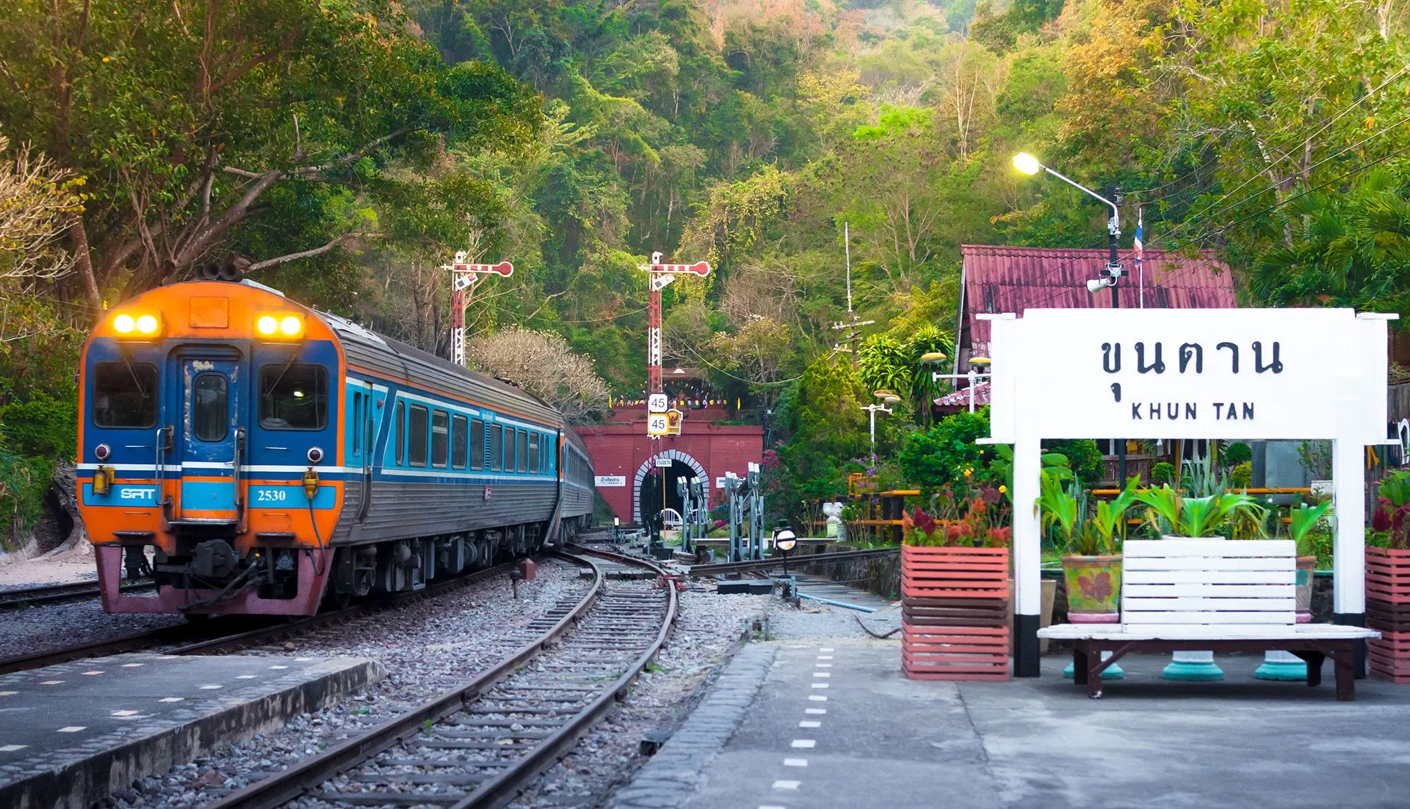 Auch die entlegeneren Landesteile erreicht man bequem mit dem Zug, etwa mit der thailändischen Nordbahn nach Chiang Mai