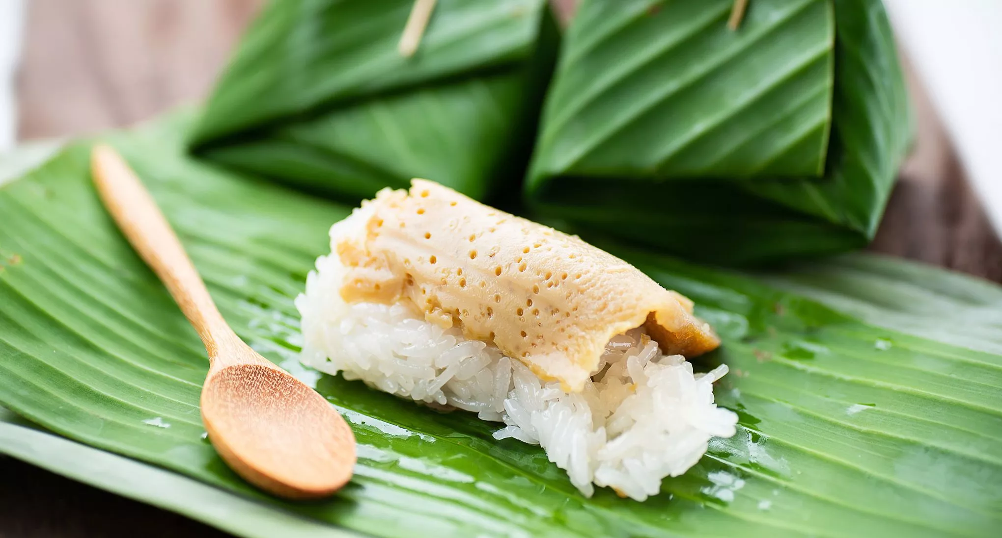 Bei Einheimischen als Snack beliebt: kao niao sangkaya, in Kokosmilch gegarter Klebereis in Bananenblättern