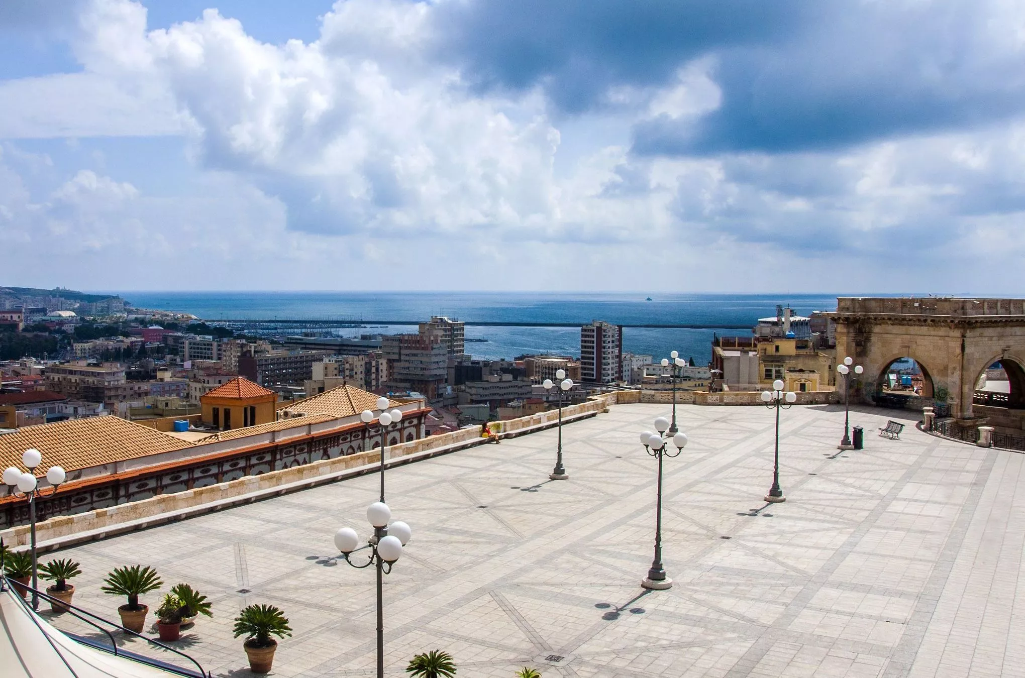 Über eine Marmortreppe erreicht man die Terrazza Umberto I. mit ihrer weiten Aussicht über den Golfo degli Angeli