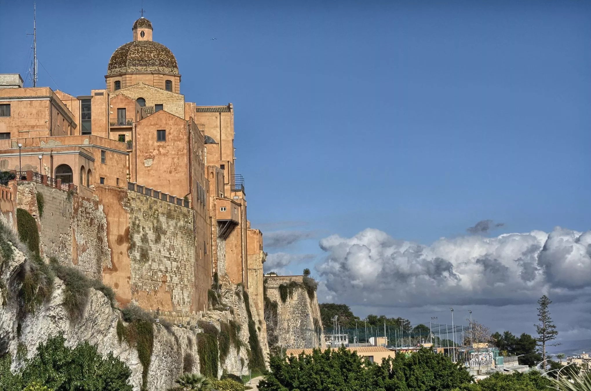 Castello, die höher gelegene Altstadt, wird von Festungsmauern umgeben. An der Spitze ragt die Kathedrale Santa Maria hervor