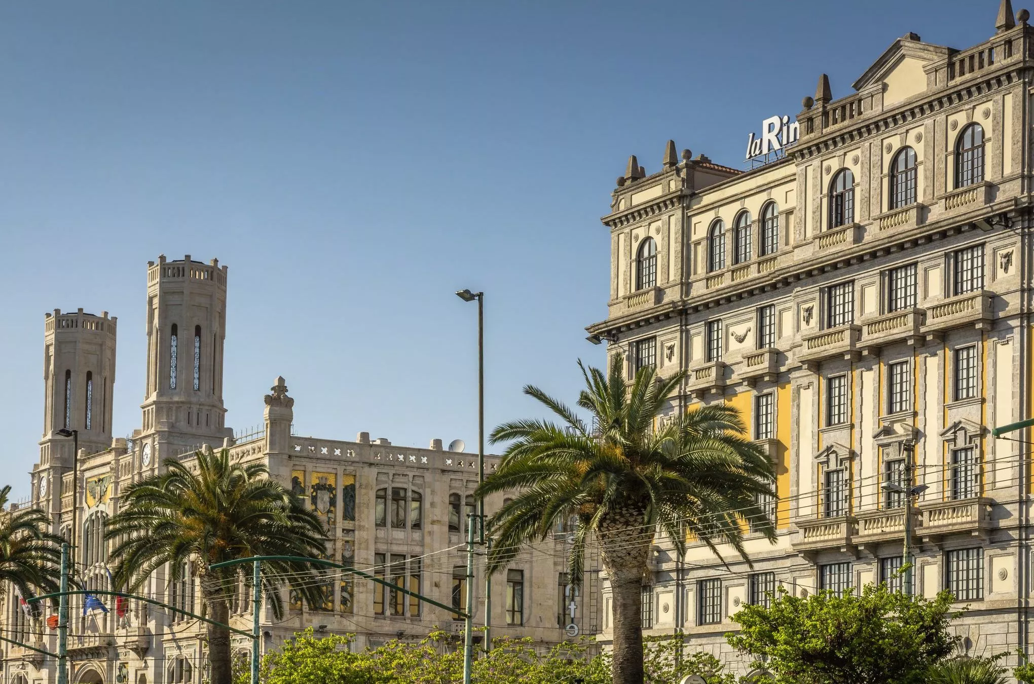 Palmen und klassizistische Fassaden prägen das Bild der Via Roma, der Hafenmeile von Cagliari