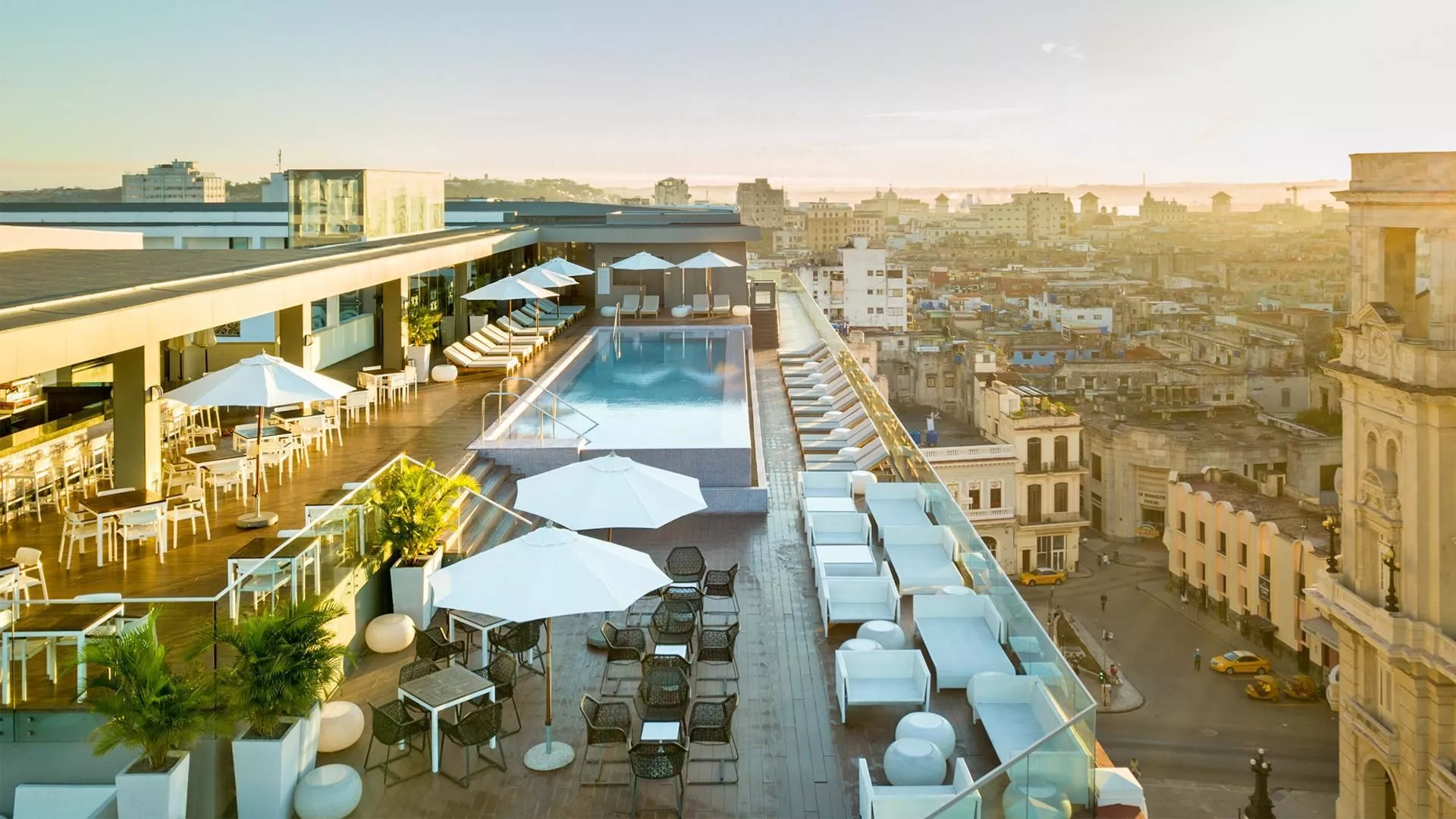 Blick von deBlick auf die Poolterrasse des Gran Hotel Manzana Kempinski und die morgendliche Altstadt von Havannar Poolterrasse des Gran Hotel Manzana Kempinski über die Altstadt von Havanna