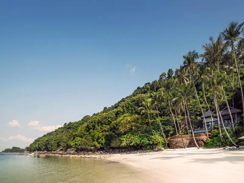 Das Resort hat eigene Strandabschnitte am Laem Yai Beach