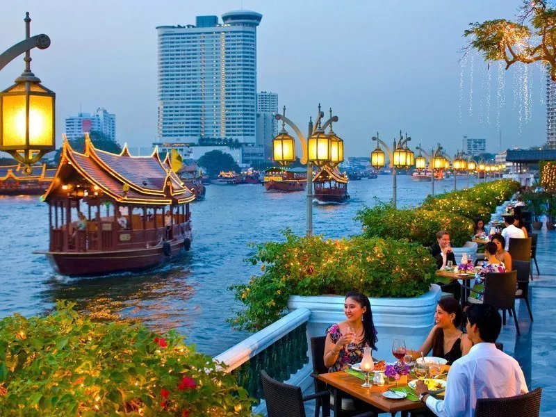 Abendessen am Fluss auf der Riverside Terrace im Mandarin Oriental Bangkok