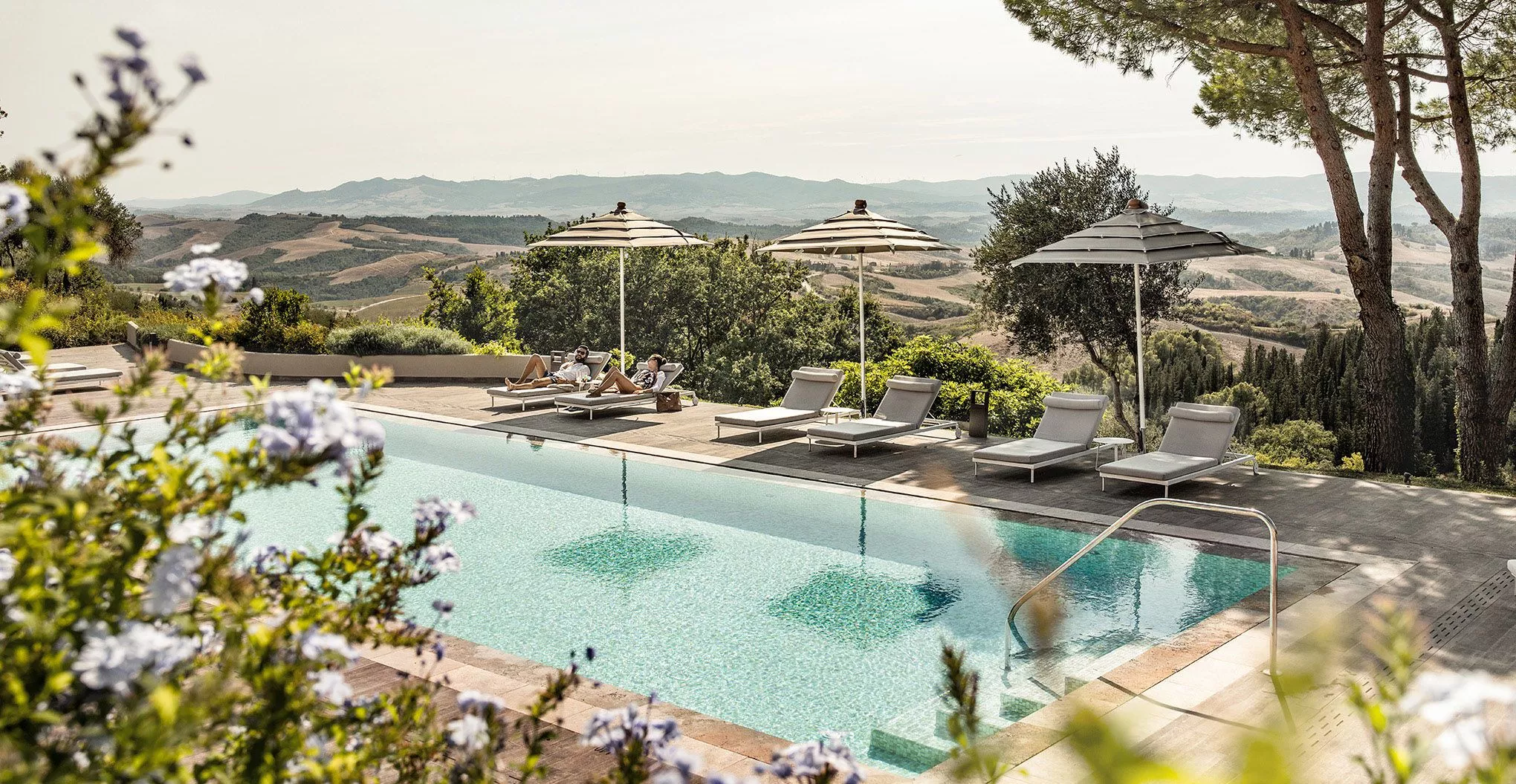 Schwimmen mit Blick auf die herrliche Landschaft der Toskana? Kein Problem im Outdoor-Pool des Il Castelfalfi