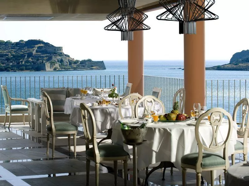 Auf der Terrasse des "Tholos, Theme Nights Buffet Restaurant" kommt internationale Küche auf den Tisch – der Blick auf die Insel Spinalonga inklusive