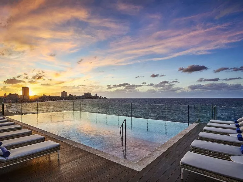Der Infinity-Pool auf dem Dach von Havannas jüngstem Luxushotel ermöglicht scheinbar das Schwimmen bis in den Atlantik