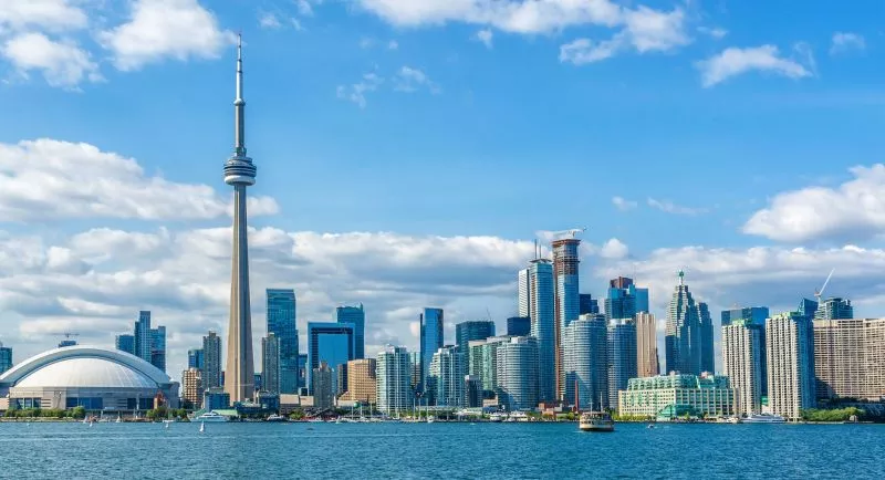 Hudson River oder Lake Ontario? Torontos Skyline mit dem markanten CN Tower mutet auf den ersten Blick wie New York an