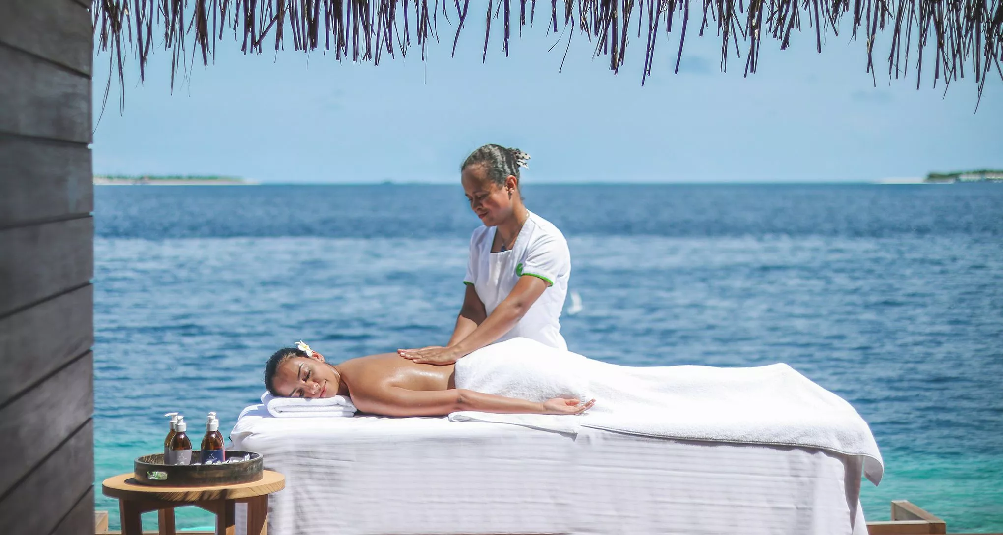 Im Heritance Aarah können Gäste eine relaxande Massage direkt am Strand genießen