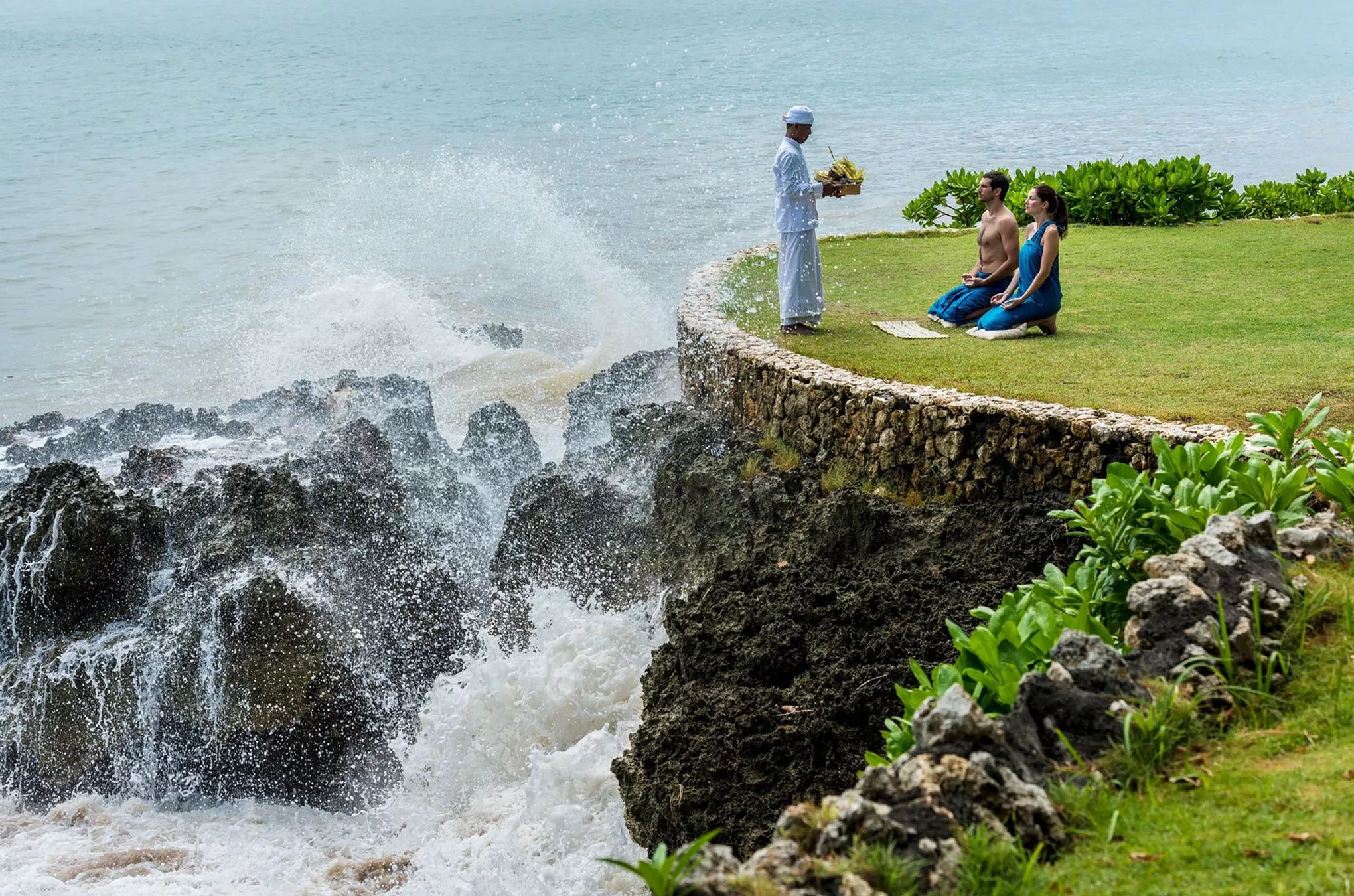 Traditionelles Melukat-Wasserreinigungsritual mit Resort-Priester Ajik Ngurah