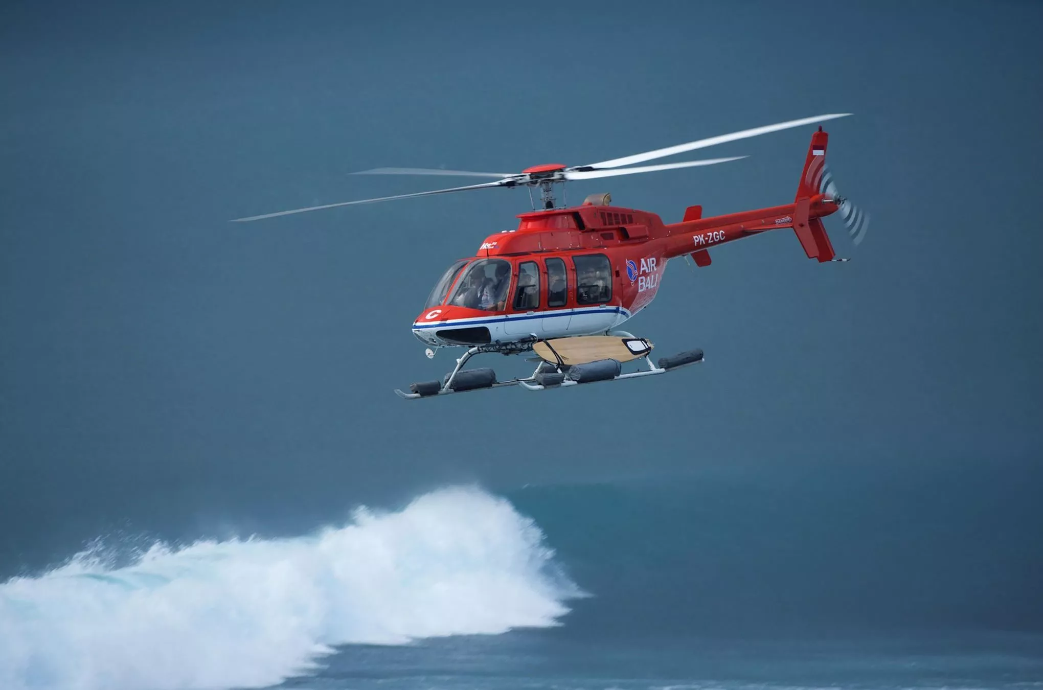 Für die Surfer geht es mit dem Heli zu wenig befahrenen Wellen auf der Nachbarinsel Java