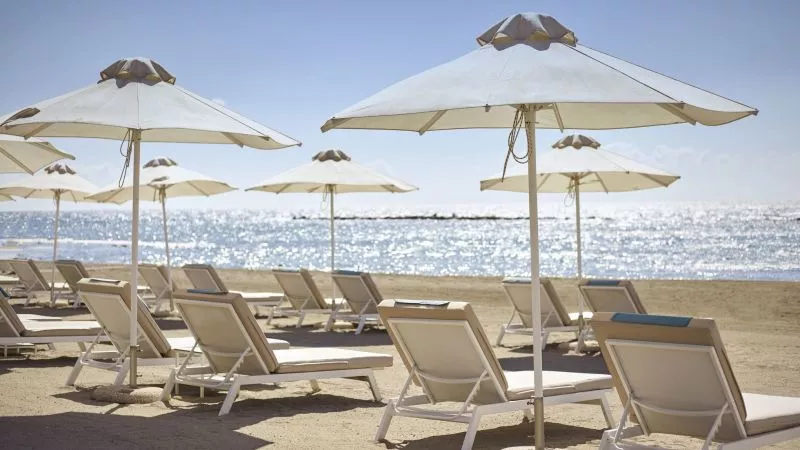 Der 300 Meter lange Sandstrand liegt direkt am Parklane Resort & Spa.