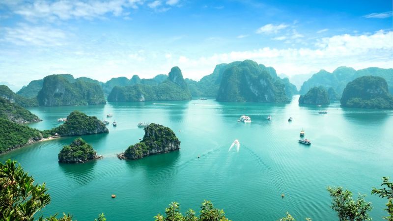 Halong Bay in Vietnam: Kalksteininseln, türkisfarbenes Wasser und Boote; UNESCO-Weltkulturerbe. Halong Bay in Vietnam: Kalksteininseln, türkisfarbenes Wasser und Boote; UNESCO-Weltkulturerbe.