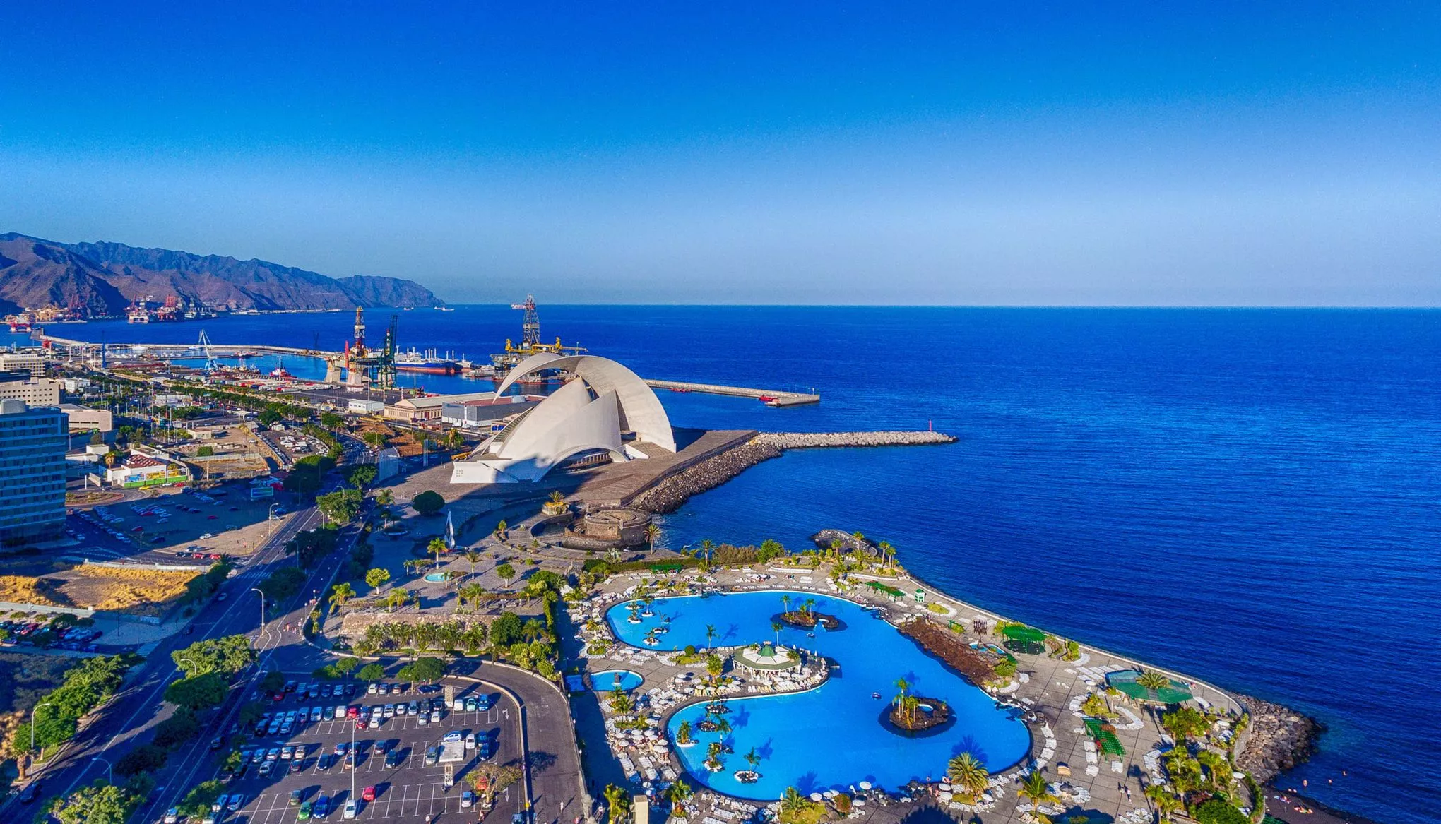 Das muschelförmige Auditorio de Tenerife ragt markant aus der Skyline von Santa Cruz vor. Gebaut hat das Konzerthaus Star-Architekt Santiago Calatrava