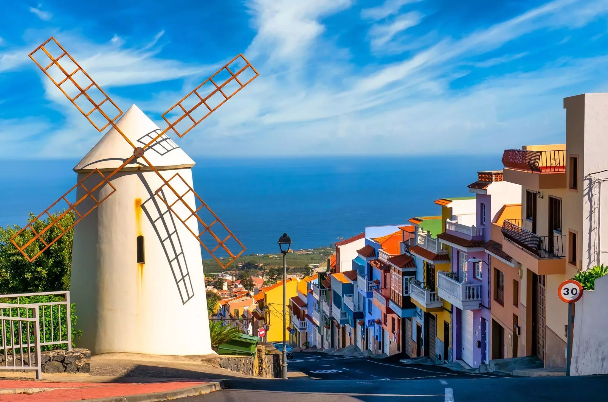 Terrassenartig erheben sich die Häuser entlang der Hügel in Puerto de la Cruz