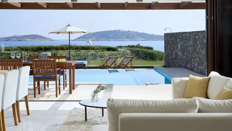 Club-Suite mit 3 Schlafzimmern, privatem Pool am Seestrand, offener Wohn- und Essbereich, Blick aufs Meer und Inseln