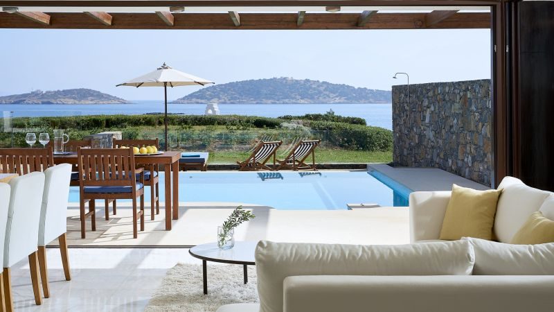 Club-Suite mit 3 Schlafzimmern, privatem Pool am Seestrand, offener Wohn- und Essbereich, Blick aufs Meer und Inseln