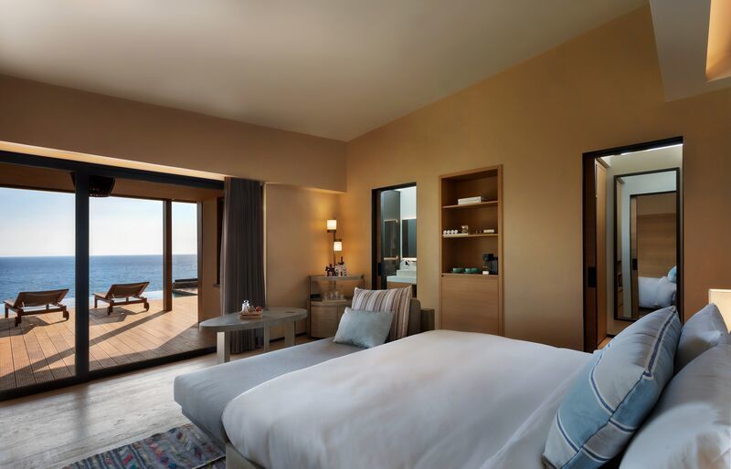 Six Senses Kaplankaya Ridge Terrace Room: Meerblick-Terrasse, Bett, Sitzecke, Bad, offene Ablagen, Außenliegen.