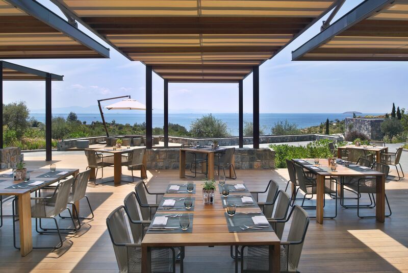Außen-Terrasse des Sage&Sea Restaurants, Six Senses Kaplankaya: Holztische, Stühle, Sonnenschirme, Meerblick.